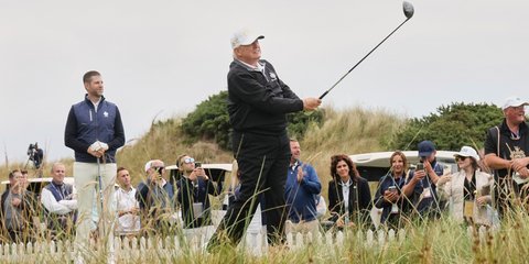 Ο πρόεδρος των ΗΠΑ, Ντόναλντ Τραμπ παίζει γκολφ σε γήπεδο στη Σκωτία