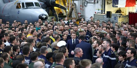 Ο Εμανουέλ Μακρόν τραγουδά τη «Μασσαλιώτιδα» με τους ναύτες του Charles de Gaulle