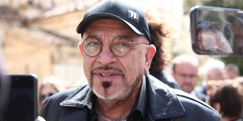 Ο Γιάννης Ζουγανέλης στο λαϊκό προσκύνημα για τη Μαρινέλλα