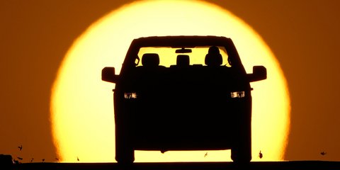 Η σιλουέτα ενός αυτοκινήτου διακρίνεται στο ηλιοβασίλεμα