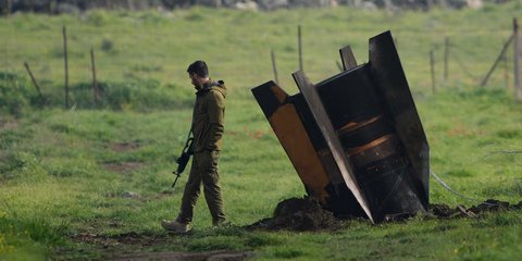 Ισραηλινός στρατιώτης δίπλα σε καταρριφθέντα ιρανικό πύραυλο