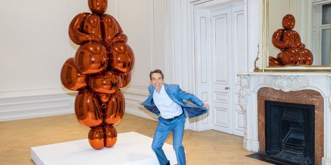 O Jeff Koons με το έργο του Balloon Venus Lespugue 