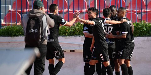 Οι παίκτες της Καλαμάτας πανηγυρίζουν στη Νέα Σμύρνη