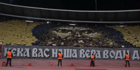 Το κορεό των οπαδών του Ερυθρού Αστέρα με τον Άγιο Συμεών