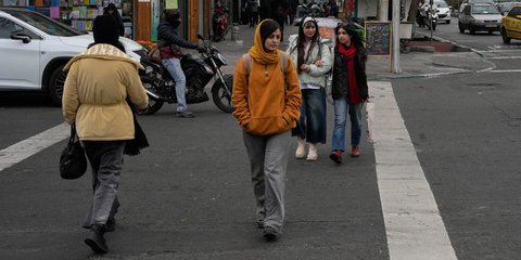 Νέες γυναίκες στην Τεχεράνη, πρωτεύουσα του Ιράν
