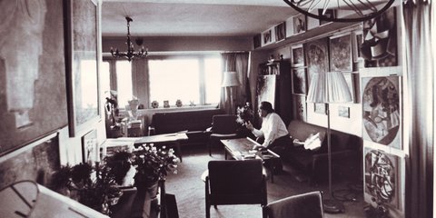 Ο συλλέκτης Γιώργος Κωστάκης στο διαμέρισμά του στην λεωφόρο Βερνάτσκι. Φωτογράφος: Igor Palmin. Μόσχα, μέσα δεκαετίας 1970