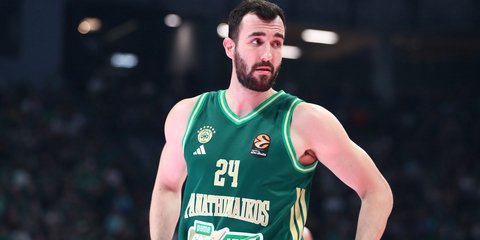 Ο Γιάννης Κουζέλογλου με τη φανέλα του Παναθηναϊκού AKTOR