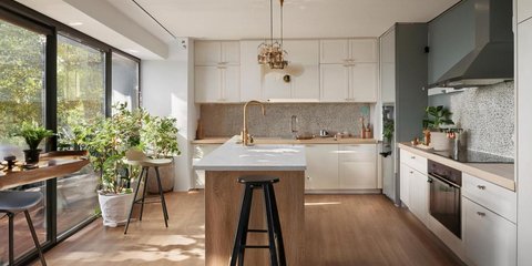 Πάγκος ή τραπέζι στην κουζίνα; Η αρχιτεκτονική τάση που αλλάζει την καθημερινότητα