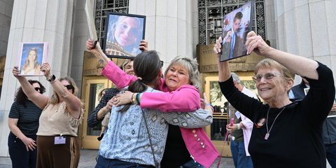 Πανηγυρισμοί μετά την απόφαση σε μια ορόσημη δίκη σχετικά με το αν οι πλατφόρμες κοινωνικής δικτύωσης εσκεμμένα εθίζουν και βλάπτουν τα παιδιά, στο Ανώτατο Δικαστήριο του Λος Άντζελες, την Τετάρτη 25 Μαρτίου 2026 