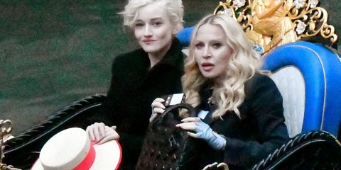 Η Μαντόνα με την Τζούλια Γκάρνερ αναδημιουργούν μια διάσημη σκηνή από το βιντεοκλίπ «Like A Virgin»