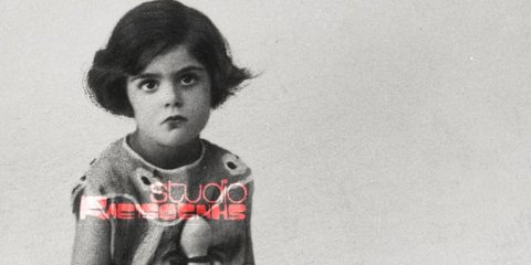 Η Μελίνα Μερκούρη σε φωτογραφία από την παιδική της ηλικία