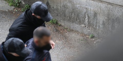 Μεταγωγή του 23χρονου στον εισαγγελέα 