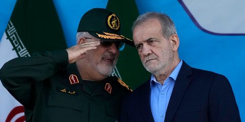 Ο Ιρανός Πρόεδρος Μασούντ Πεζεσκιαν (δεξιά) ακούει τον διοικητή της χερσαίας δύναμης της Επαναστατικής Φρουράς, στρατηγό Μοχάμαντ Πακπούρ