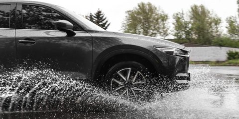 Οδήγηση σε συνθήκες βροχόπτωσης 