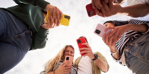 νεοι με κινητα 