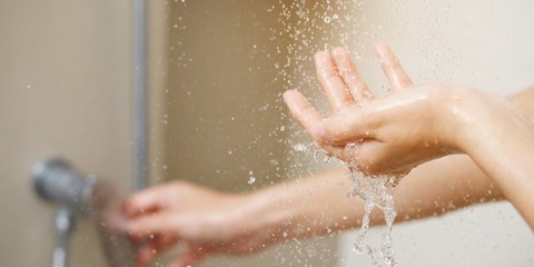 Γιατί πρέπει να αποφεύγετε να κάνετε ντους ενώ λειτουργεί το πλυντήριο ρούχων