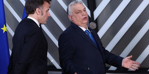 Ο Γάλλος πρόεδρος Εμανουέλ Μακρόν με τον Ούγγρο πρωθυπουργό Βίκτορ Όρμπαν 