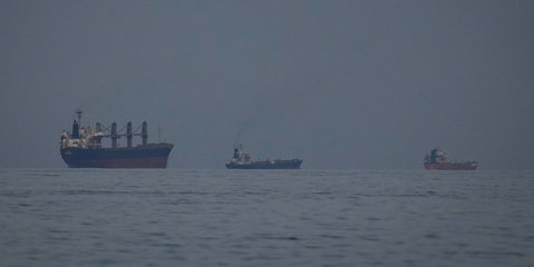 Τάνκερ κοντά στα Στενά του Ορμούζ, που έχει αποκλείσει το Ιράν