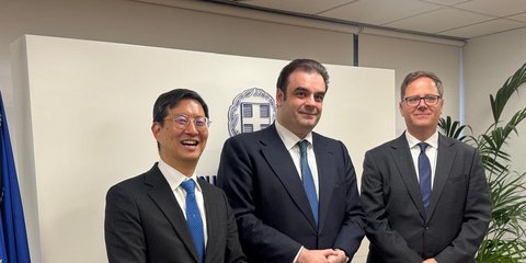 Ο Κυριάκος Πιερρακάκης με τα στελέχη του ΔΝΤ