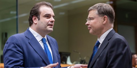 Ο Κυριάκος Πιερρακάκης συζητά με τον Βάλντις Ντομπρόβσκις στο Eurogroup