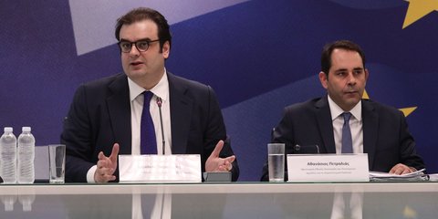 Ο υπ. Εθνικής Οικονομίας και Οικονομικών Κυριάκος Πιερρακάκης και ο υφ. Θάνος Πετραλιάς