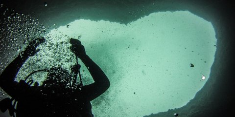 Κατάδυση στο «πηγάδι του διαβόλου» στη Βουλιαγμένη