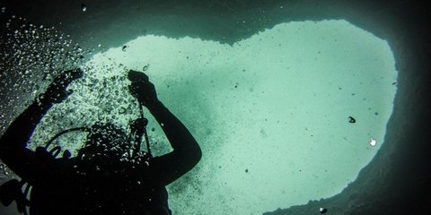 Κατάδυση στο «πηγάδι του διαβόλου» στη Βουλιαγμένη / divelog