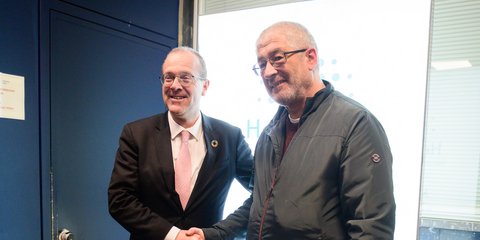 Ο γενικός διευθυντής του τμήματος Ευρώπης του ΠΟΥ, Χανς Κλούγκε με τον δημοσιογράφο του iefimerida, Βασίλη Βενιζέλο