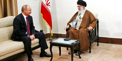 Ο πρόεδρος της Ρωσίας, Βλαντίμιρ Πούτιν, με τον Αγιατολάχ Αλί Χαμενεΐ του Ιράν το 2017 