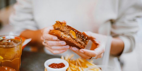 Γυναίκα που τρώει 