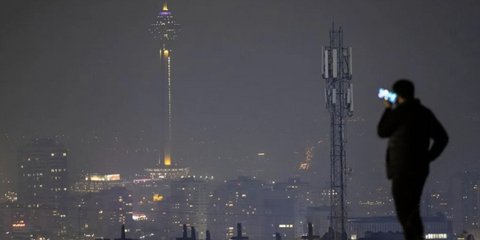 Ιρανοί εντός και εκτός της χώρας τους αναζητούν τρόπους για να διατηρήσουν επαφή με συγγενείς και φίλους, καταφεύγοντας σε αυτοσχέδιες λύσεις, τεχνικά παραθυράκια και υπηρεσίες που λειτουργούν στα όρια της νομιμότητας / ΑΡ