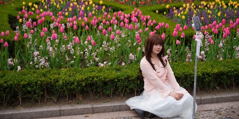 Βγάζοντας selfie με φόντο τουλίπες σε πάρκο στη Σανγκάη