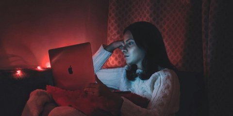 Γυναίκα παρακολουθεί κάτι στο λάπτοπ