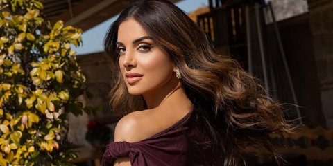 η σταματινα τσιμτσιλη με μπορντο μπλουζα