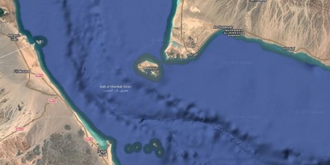 fΤο Στενό Μπαμπ αλ-Μαντέμπ, με το νησάκι Μαγιούν στο ανατολικό άκρο του