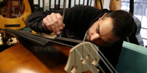 Ο Σωκράτης Μπρας τοποθετεί και ελέγχει τον 'καβαλλάρη', τεντωτήρα των χορδών, σε ένα χειροποίητο κόντρα μπάσο στο εργαστήριο του πατέρα του, Νικόλα, στο οποίο, εδώ και 40 χρόνια, κατασκευάζονται χειροποίητα έγχορδα μουσικά όργανα