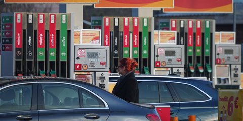 Γυναίκα σε πρακτήριο καυσίμων στην Εσθονία, προβληματισμένη από τις τιμές