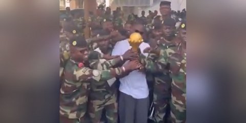 Ο προπονητής της Εθνικής Σενεγάλης με το τρόπαιο του Κόπα Άφρικα σε στρατιωτική βάση