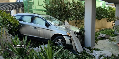 Ναύπλιο: Αυτοκίνητο «εισέβαλε» σε πιλοτή πολυκατοικίας 