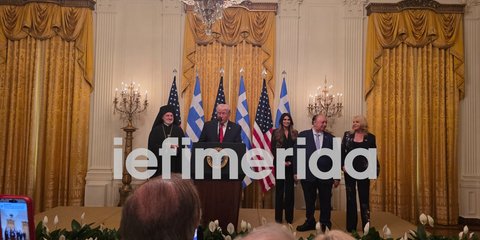 Ο Ντόναλντ Τραμπ με τον Αρχιεπίσκοπο Ελπιδοφόρο, την Κίμπερλι Γκίλφοϊλ και τον Τζον Κατσιματίδη