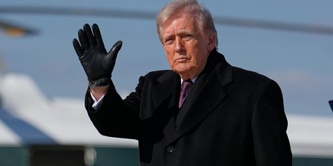 Ο Ντόναλντ Τραμπ έξω από το Air Force One 