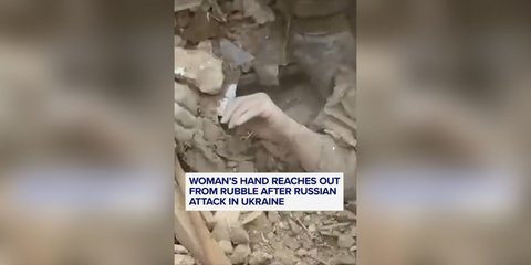 Σπαρακτικό βίντεο από την Ουκρανία: Διασώστες εντοπίζουν γυναίκα θαμμένη κάτω από χαλάσματα κτιρίου