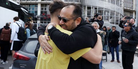 Χαρά και συγκίνηση κατά την επιστροφή των παικτών της U-18 του Άρη