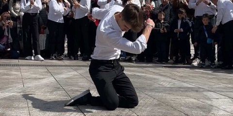Ο νεαρός Μάνθος που χόρεψε ζεϊμπέκικο στο Σύνταγμα