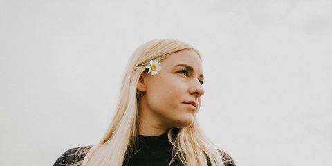 Γυναίκα με λουλούδι στο αυτί 