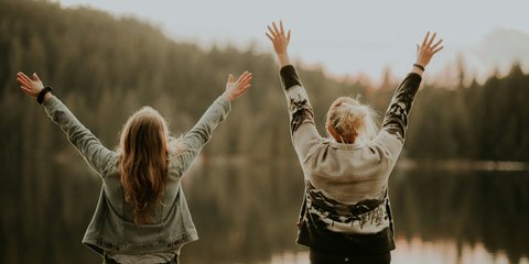 Δύο χαρούμενες κοπέλες