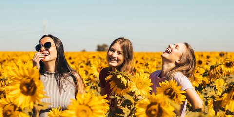 Τρεις κοπέλες που γελούν