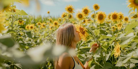 Γυναίκα ανάμεσα σε λουλούδια 