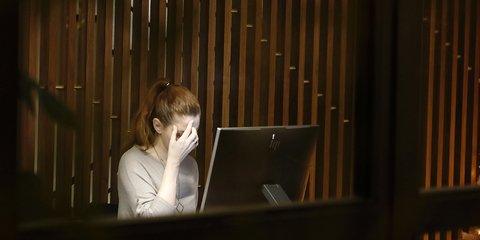 Γυναίκα που κάθεται στον υπολογιστή