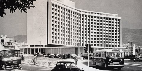 Τα εγκαίνια του Απριλίου του 1963 με περισσότερους από 1.000 καλεσμένους αποτέλεσαν ένα γεγονός που ξεπέρασε τα όρια μιας τυπικής ξενοδοχειακής τελετής / HILTON ATHENS ARCHIVES